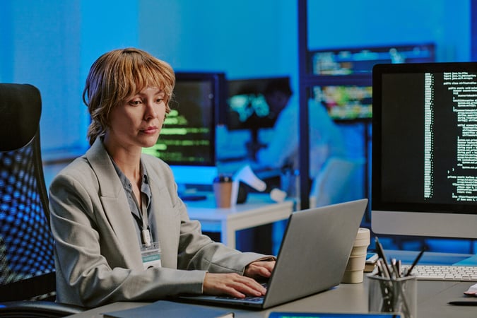 Desenvolvimento de software sob medida vs soluções prontas: qual a melhor opção?